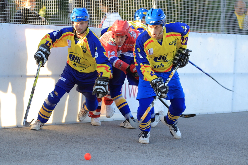 what is the difference between dek hockey and ball hockey